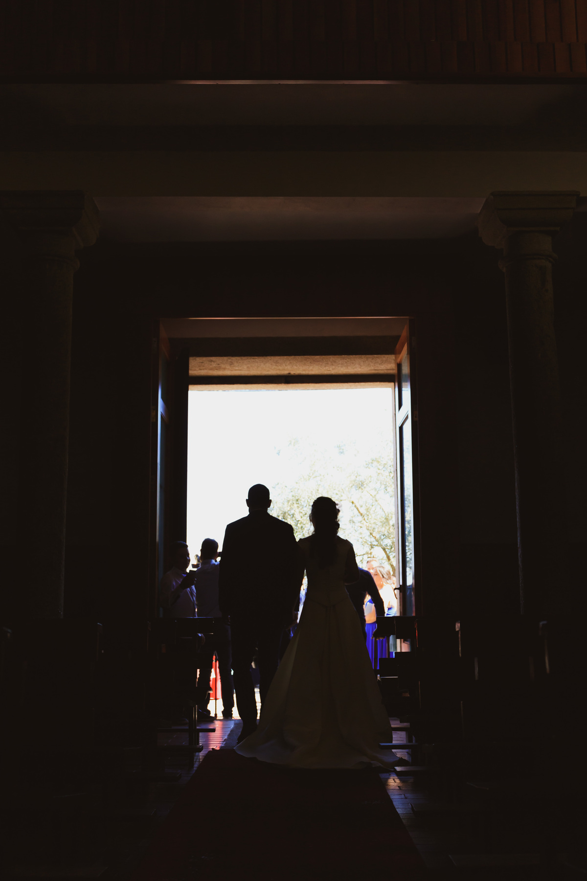 Casal a sair da Igreja de Moldes