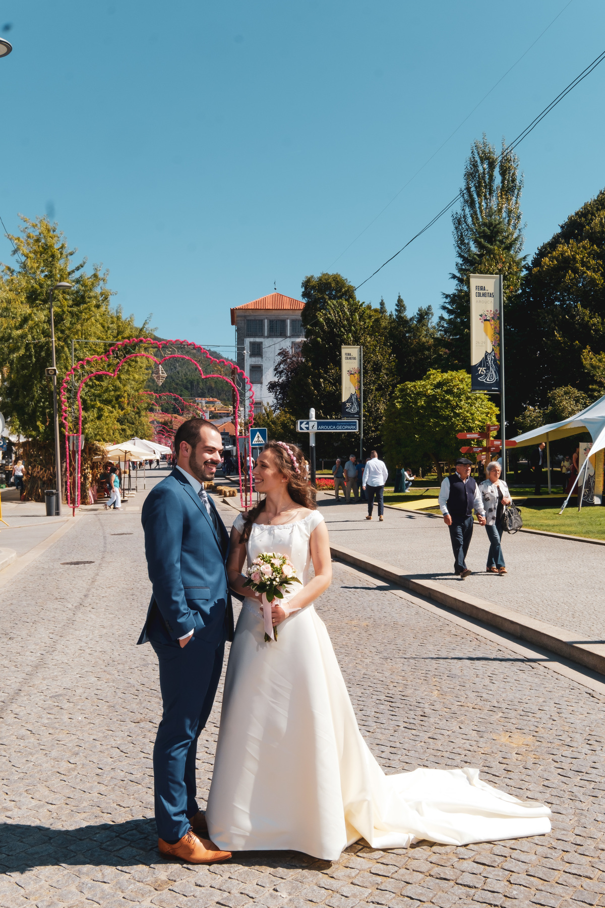 Casal na ruas de Arouca