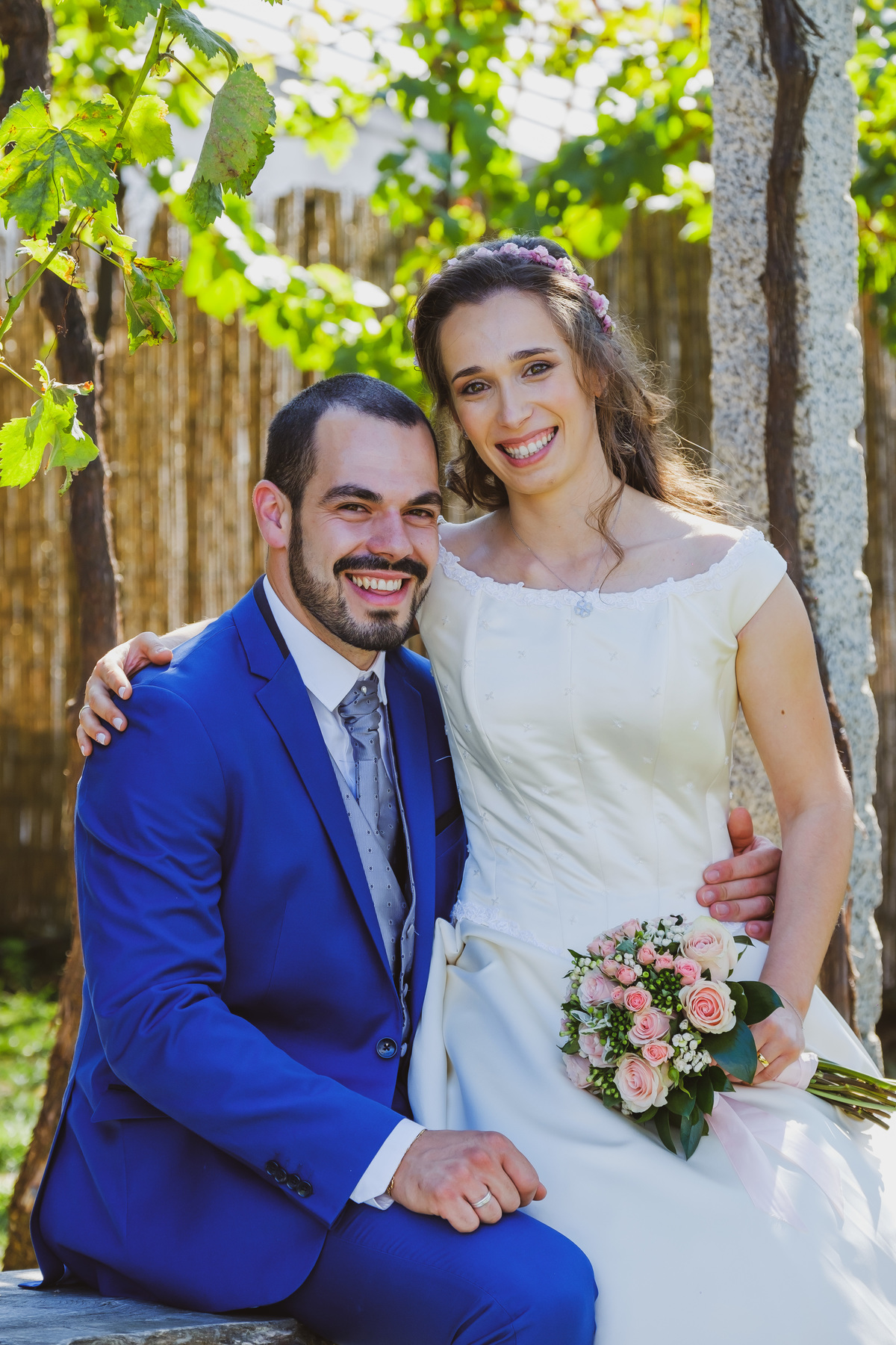 Ana sentada em cima do marido