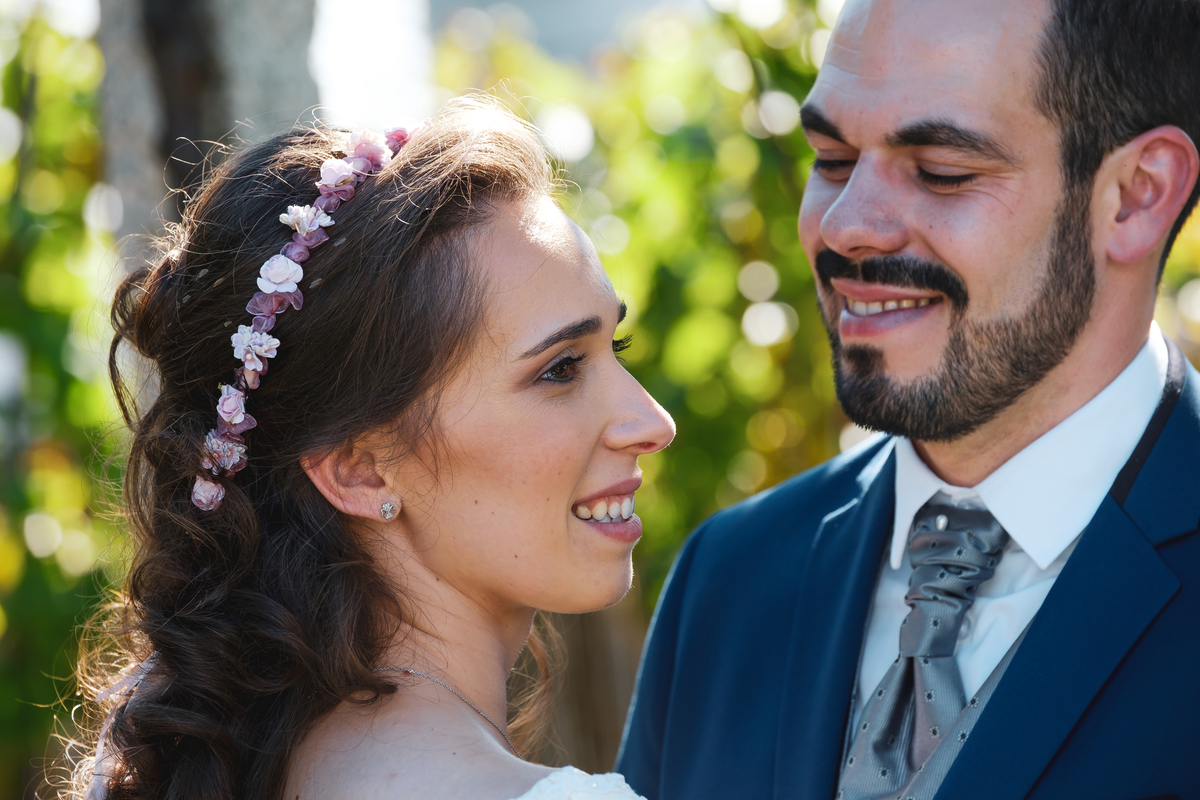 Marido a admirar a sua mulher