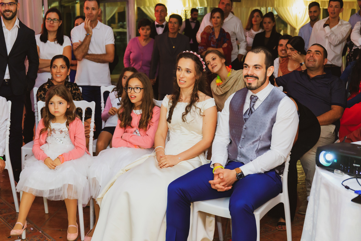 Casal a ver a surpresa dos convidados