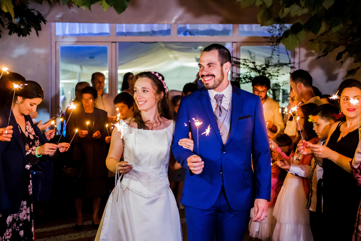 Casal a caminhar para o corte do bolo