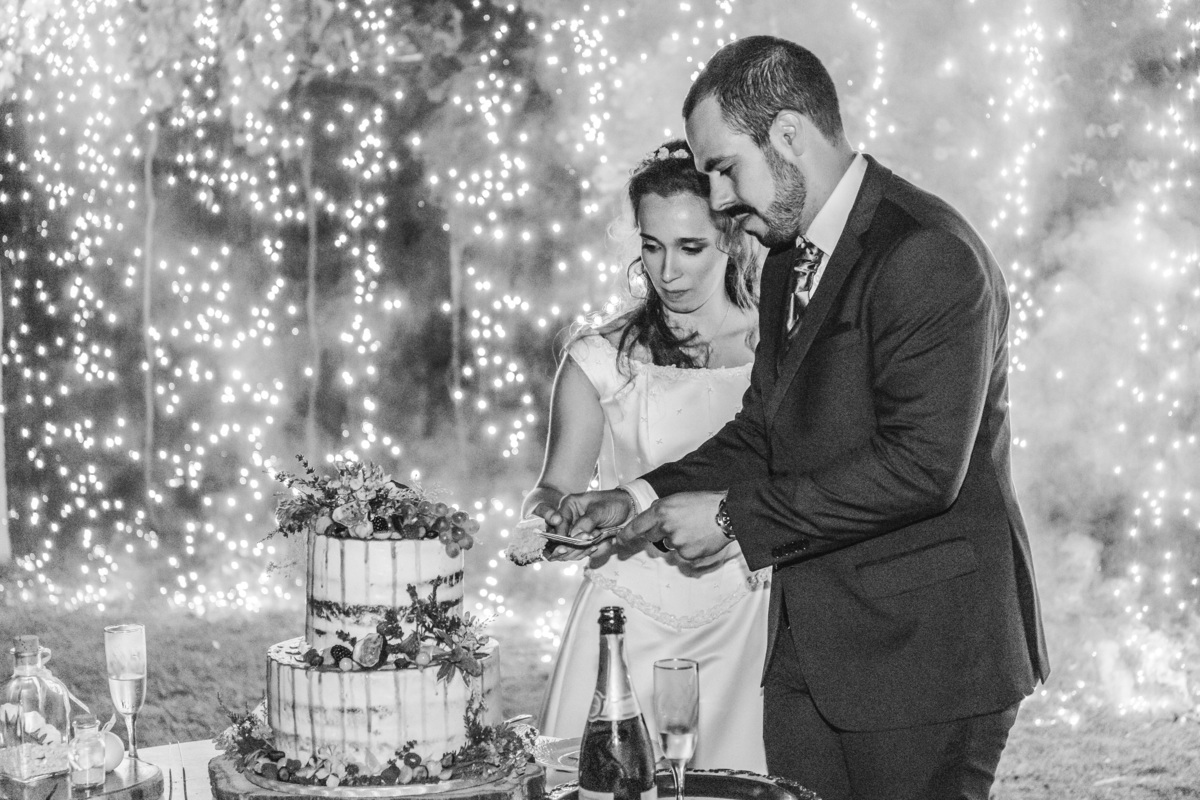 Corte do bolo em fotografia a preto e branco