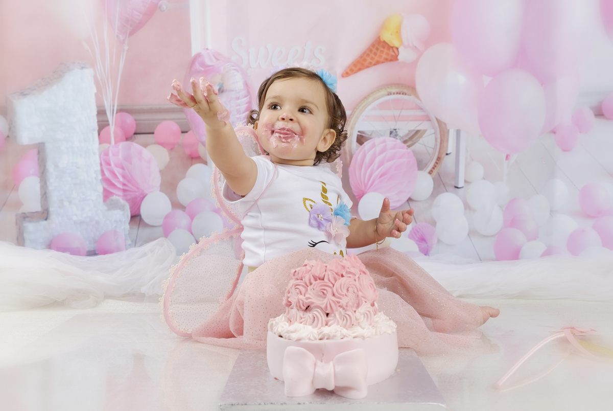 Matilde com bolo de aniversário