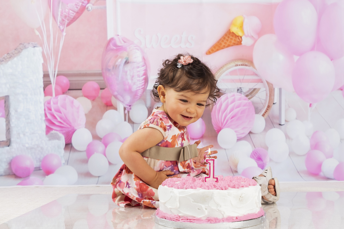 Bebé com o bolo de aniversário