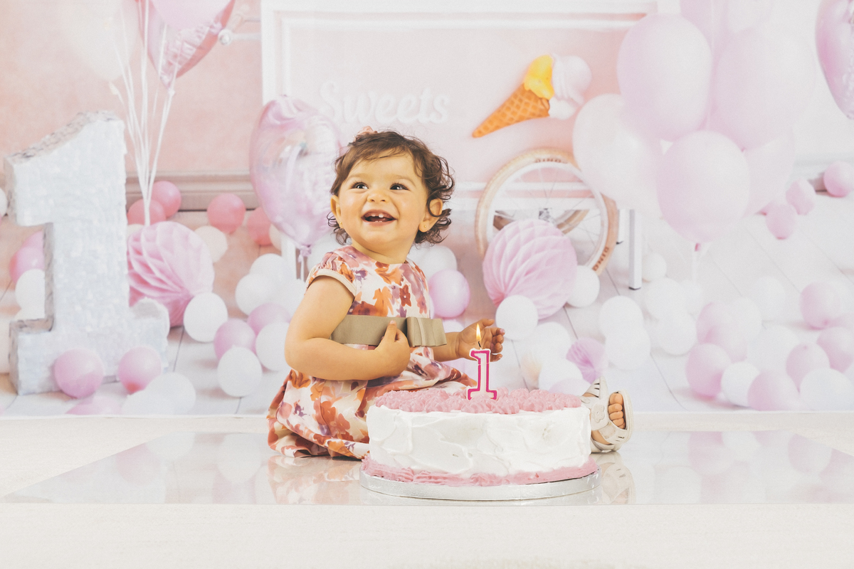 Bebé com o bolo de aniversário no estúdio de Arouca