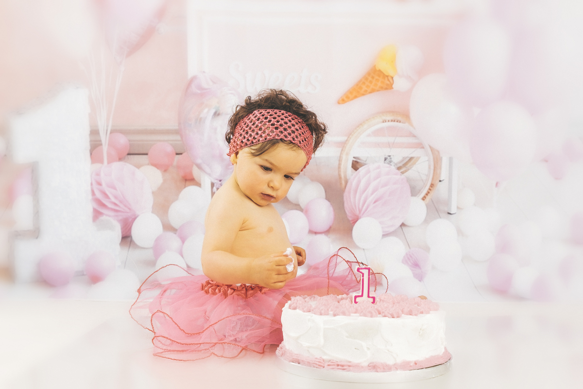 Bebé com o bolo de aniversário do primeiro ano