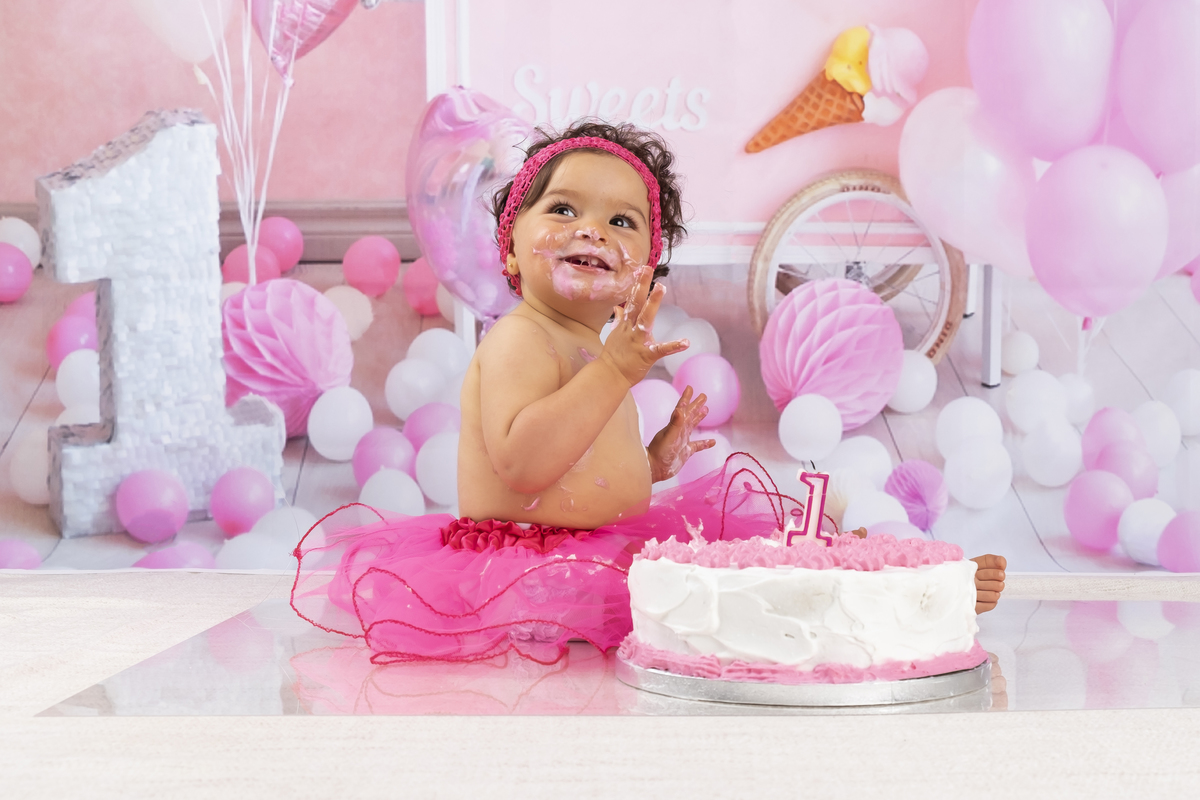 Ema a comer o bolo de aniversário