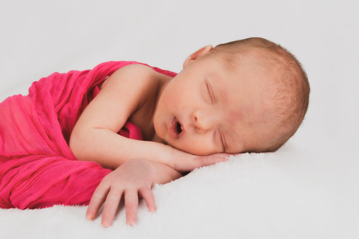 Recém-nascido a dormir na sessão fotográfica
