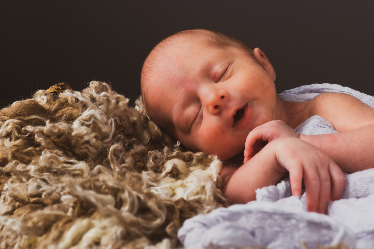 Sessão fotográfica a recém-nascido