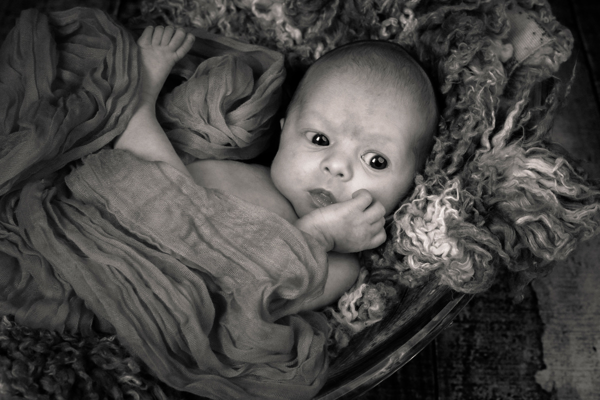 Sessão fotográfica a recém-nascido de menina