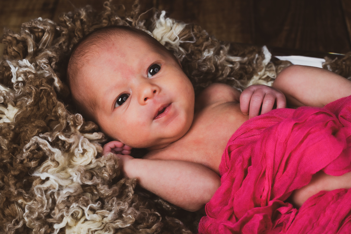 Sessão fotográfica a recém-nascido sorridente
