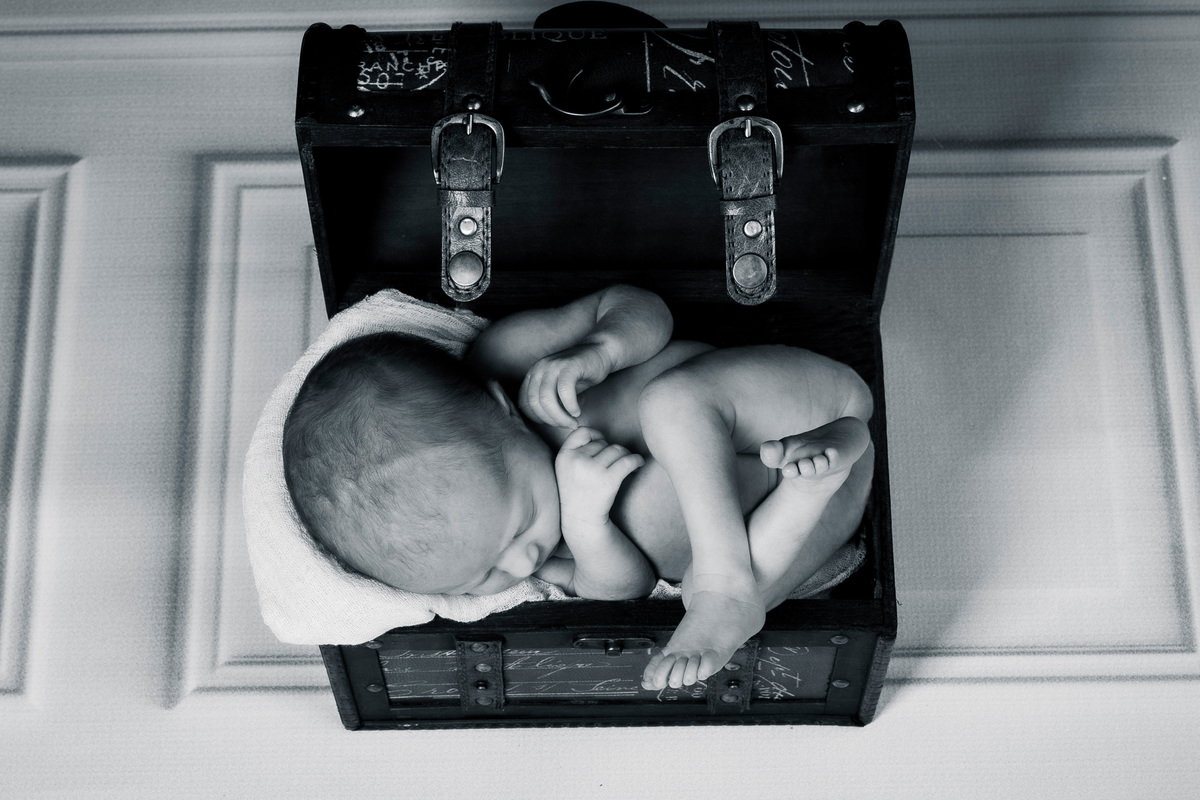Sessão fotográfica a recém-nascido numa caixa