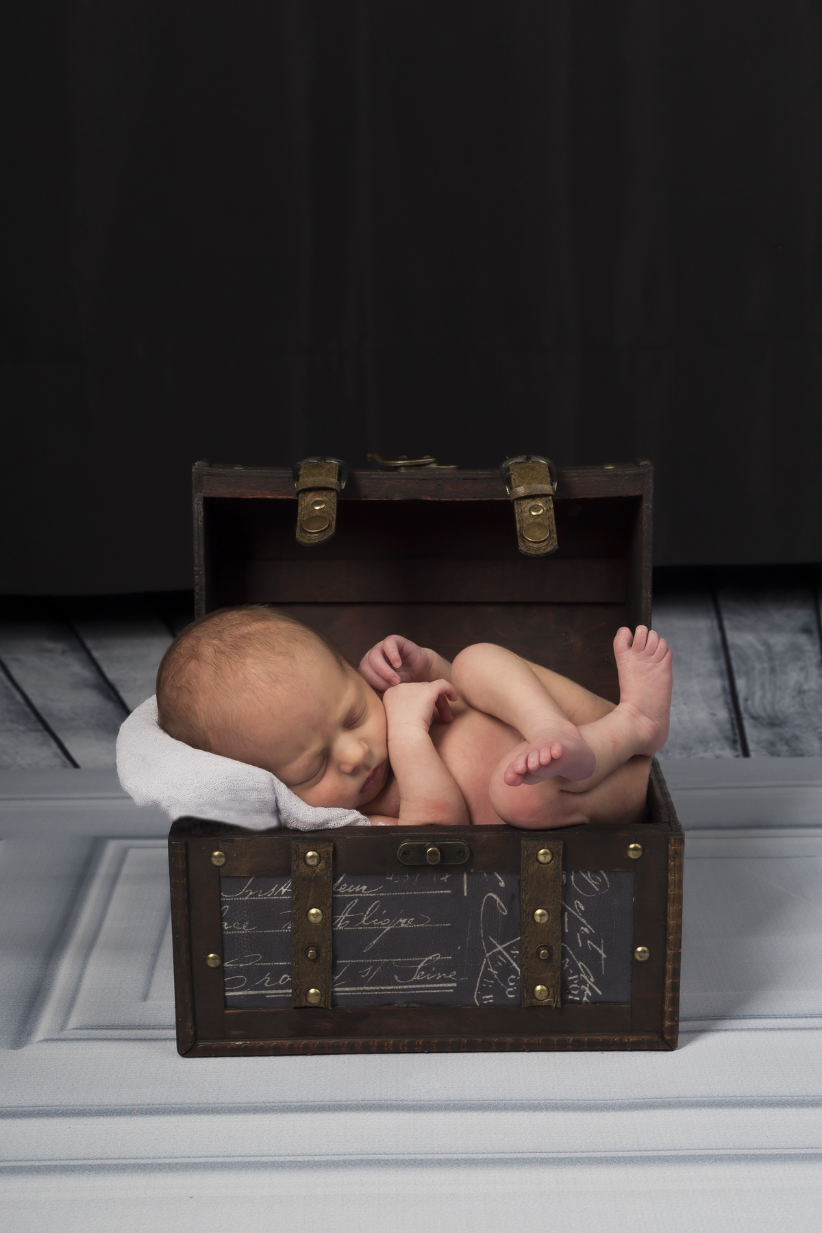 Sessão fotográfica a recém-nascido numa mala