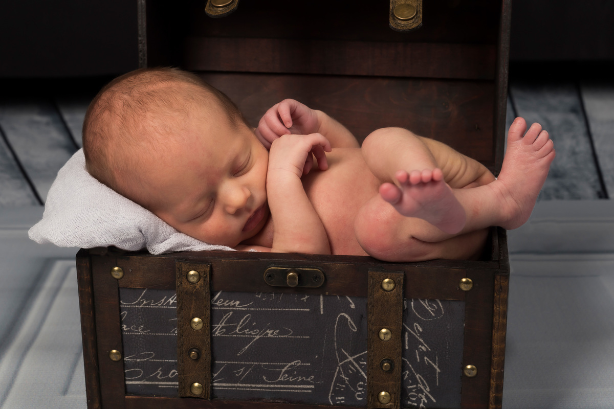 Sessão fotográfica a recém-nascido nu numa mala