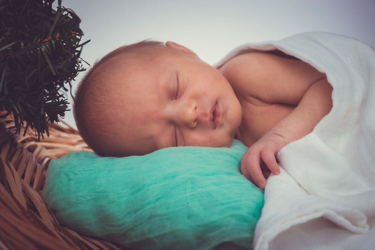 Sessão fotográfica a recém-nascido a dormir descansada