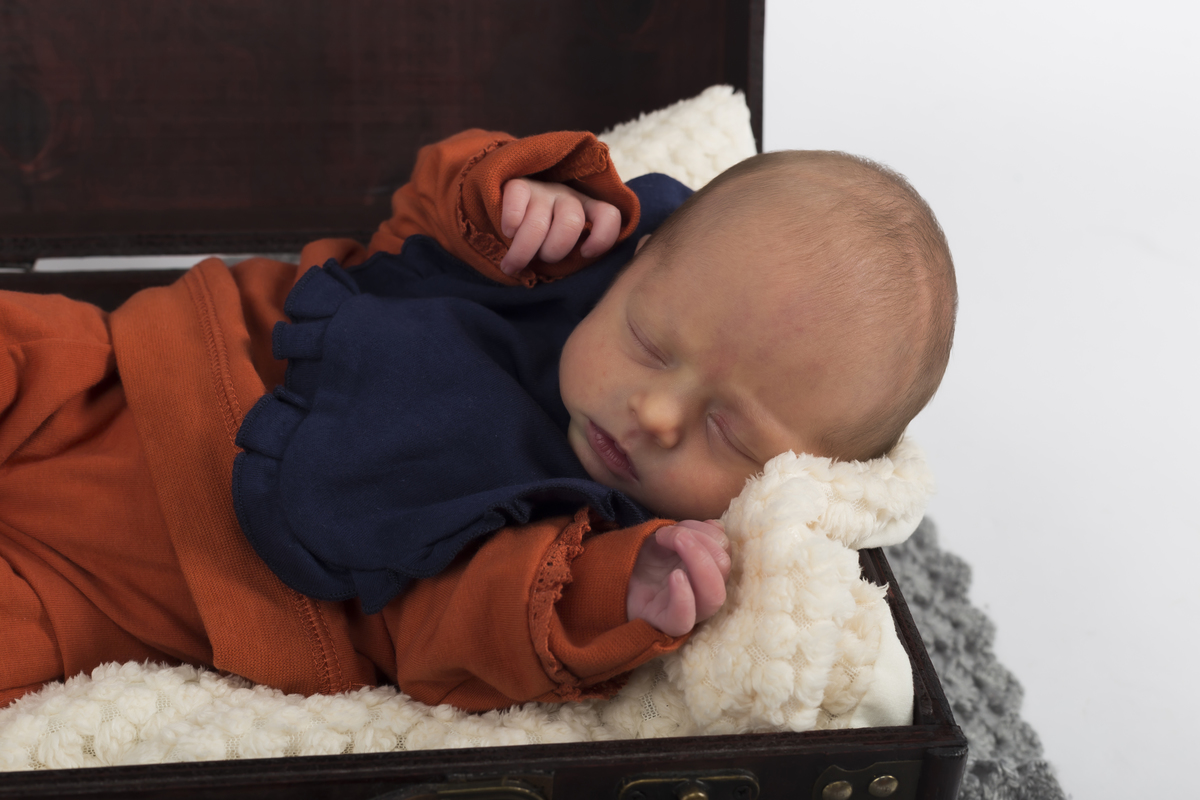 Sessão fotográfica a recém-nascido vestido