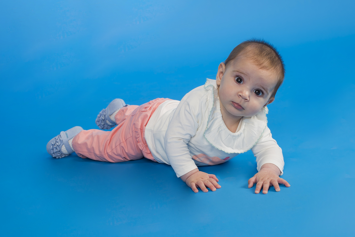 Bebé na sessão fotográfica de estúdio 