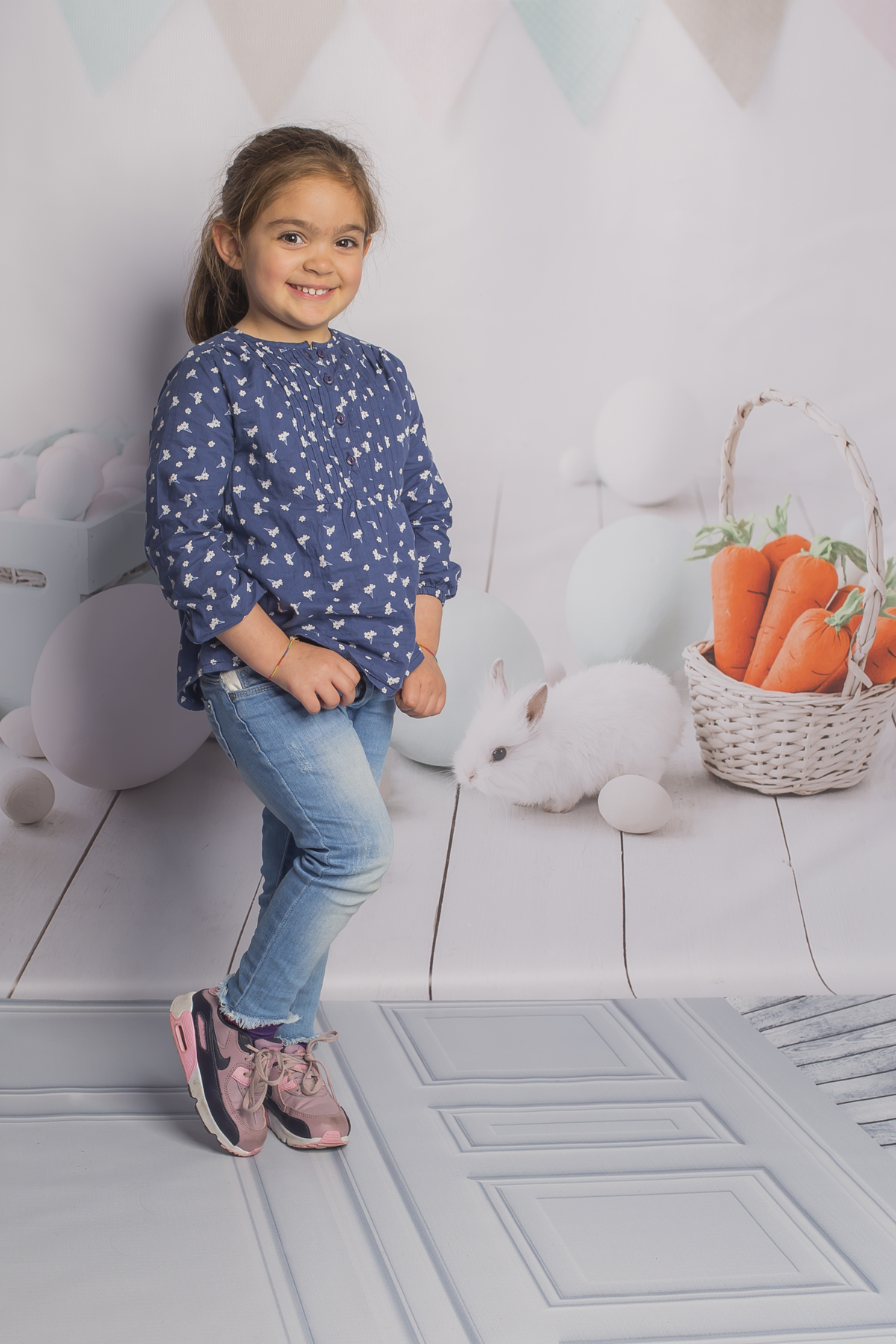 Menina na sessão de Páscoa