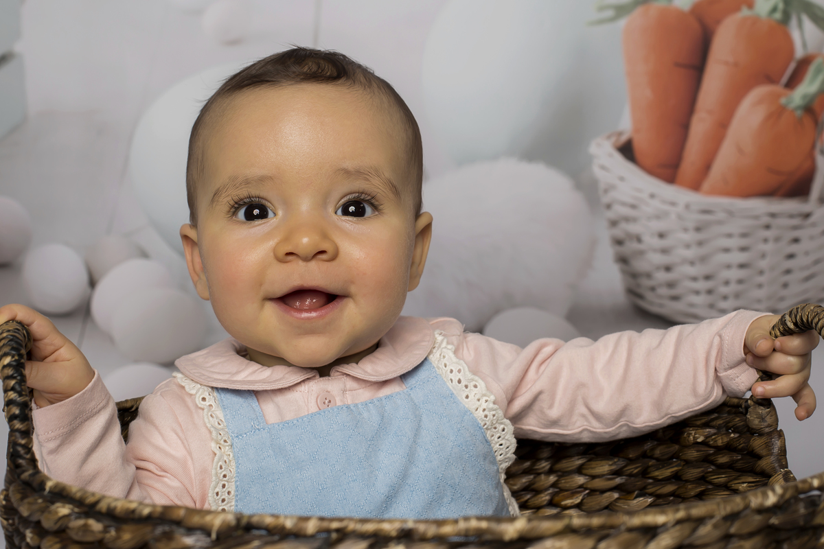 Bebé na sessão fotográfica de estúdio de Páscoa