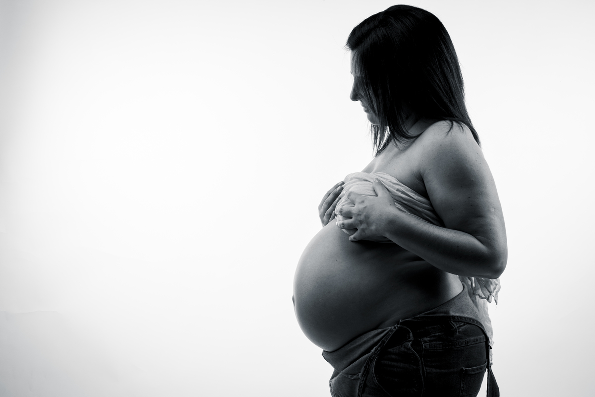 Grávida a preto e branco