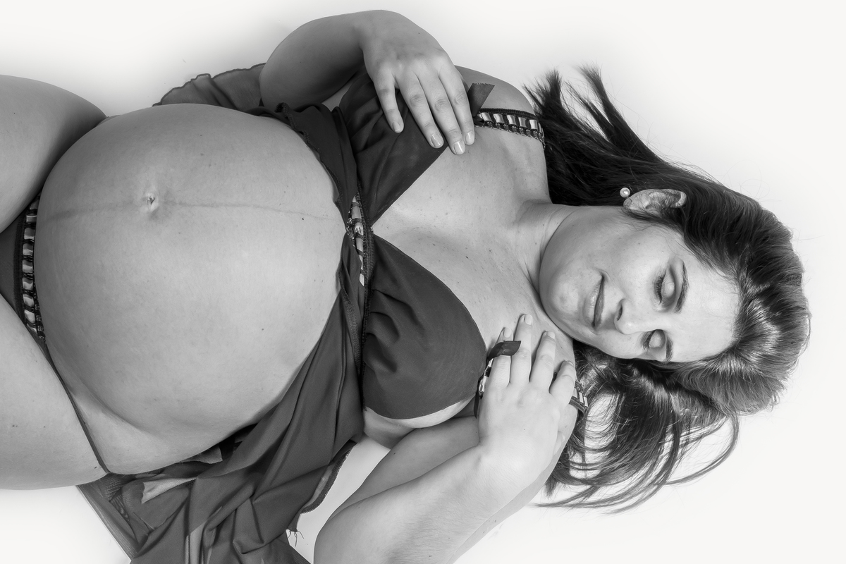 sessão fotográfica de grávida a preto e branco