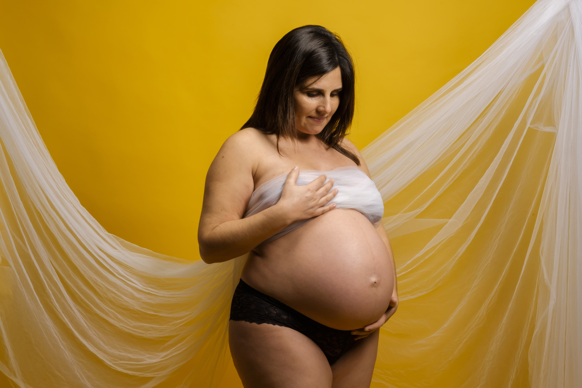 Mãe grávida em vale de cambra