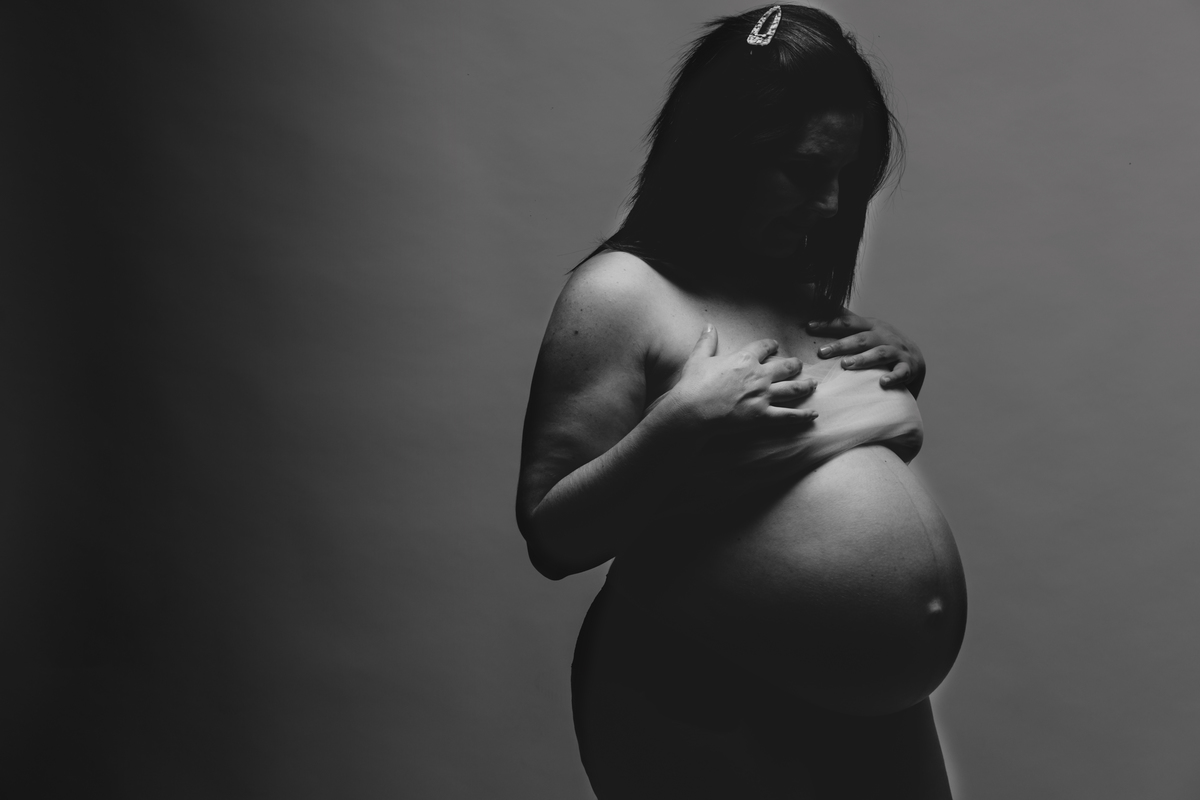 Mãe grávida fotografia a preto e branco