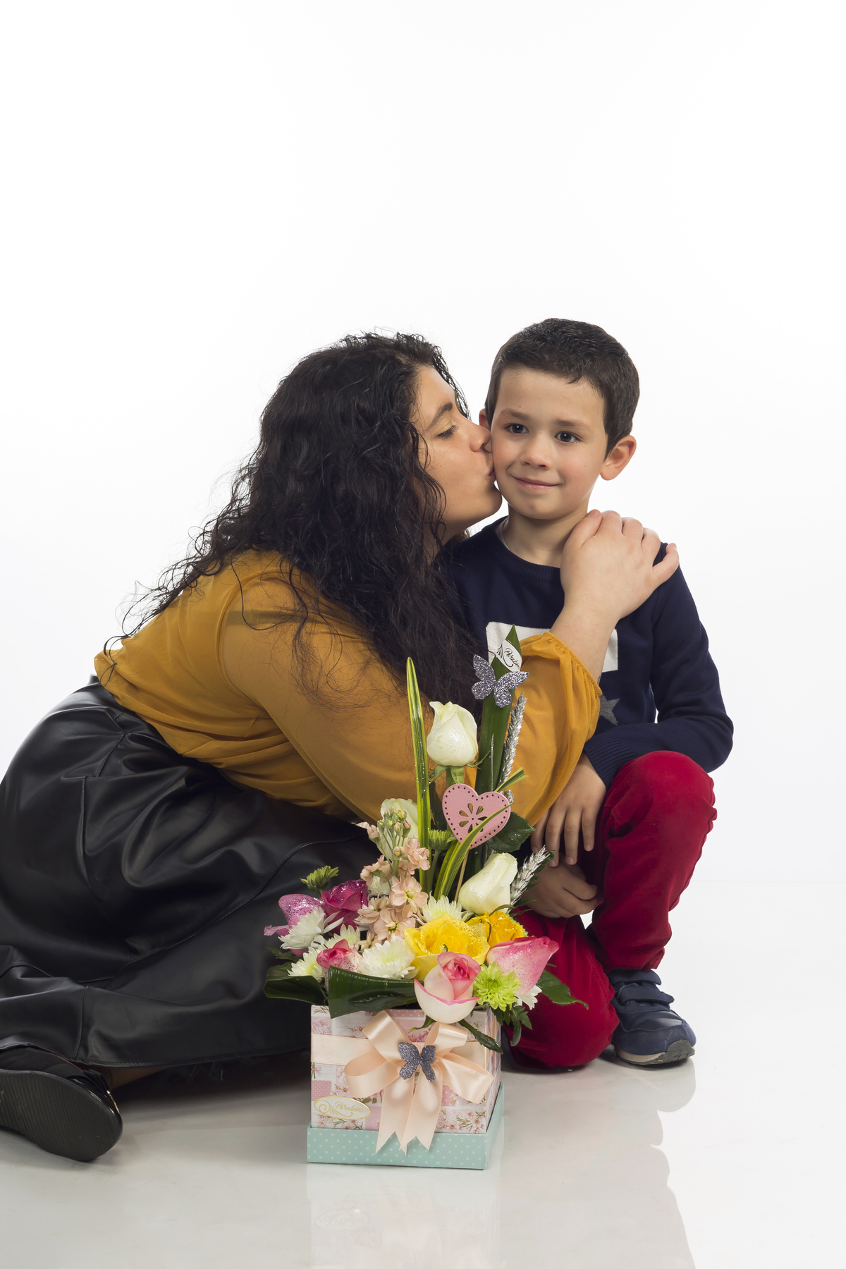 Mãe beijar o filho na sessão fotográfica