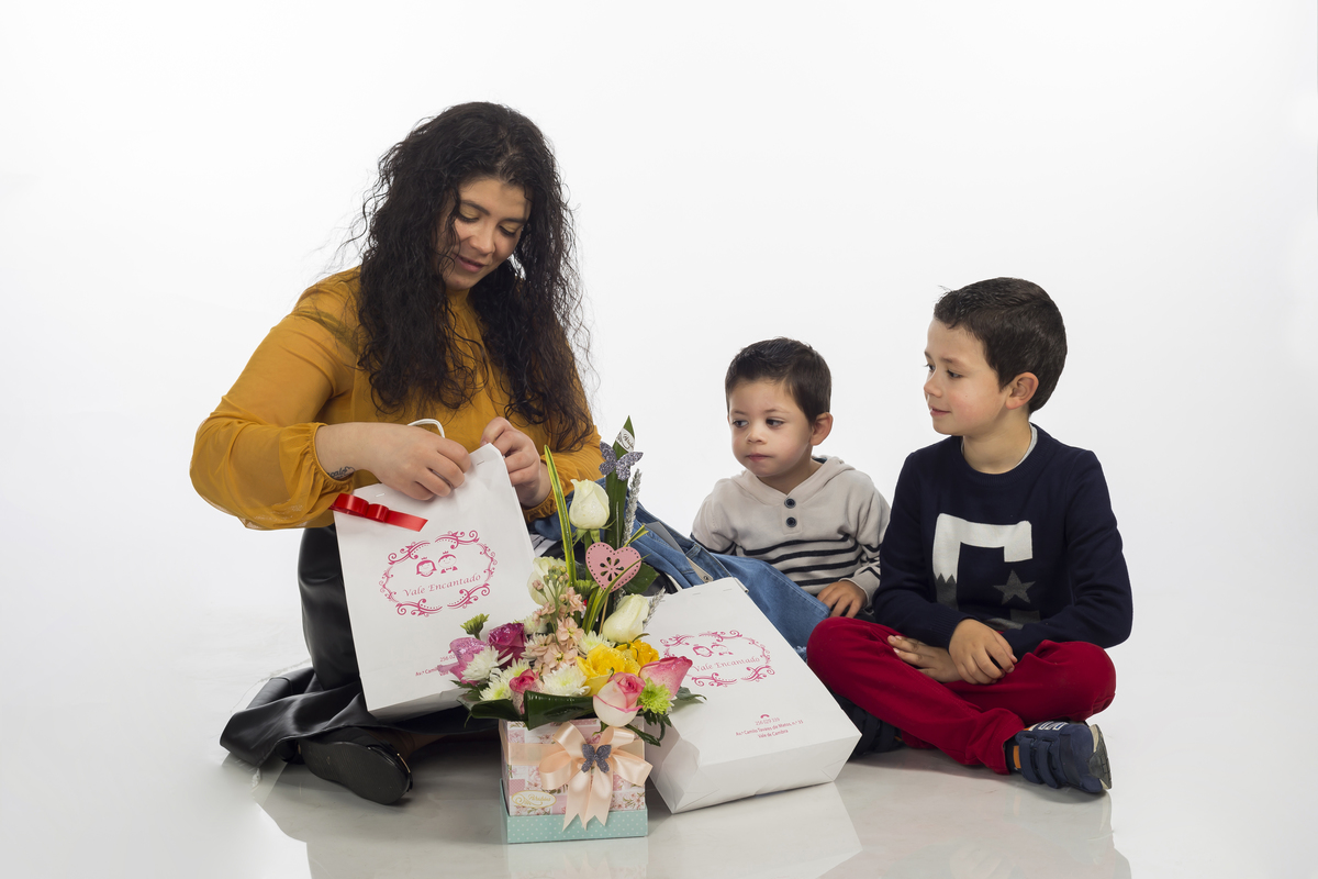 Mãe feliz a abrir presentes na sessão