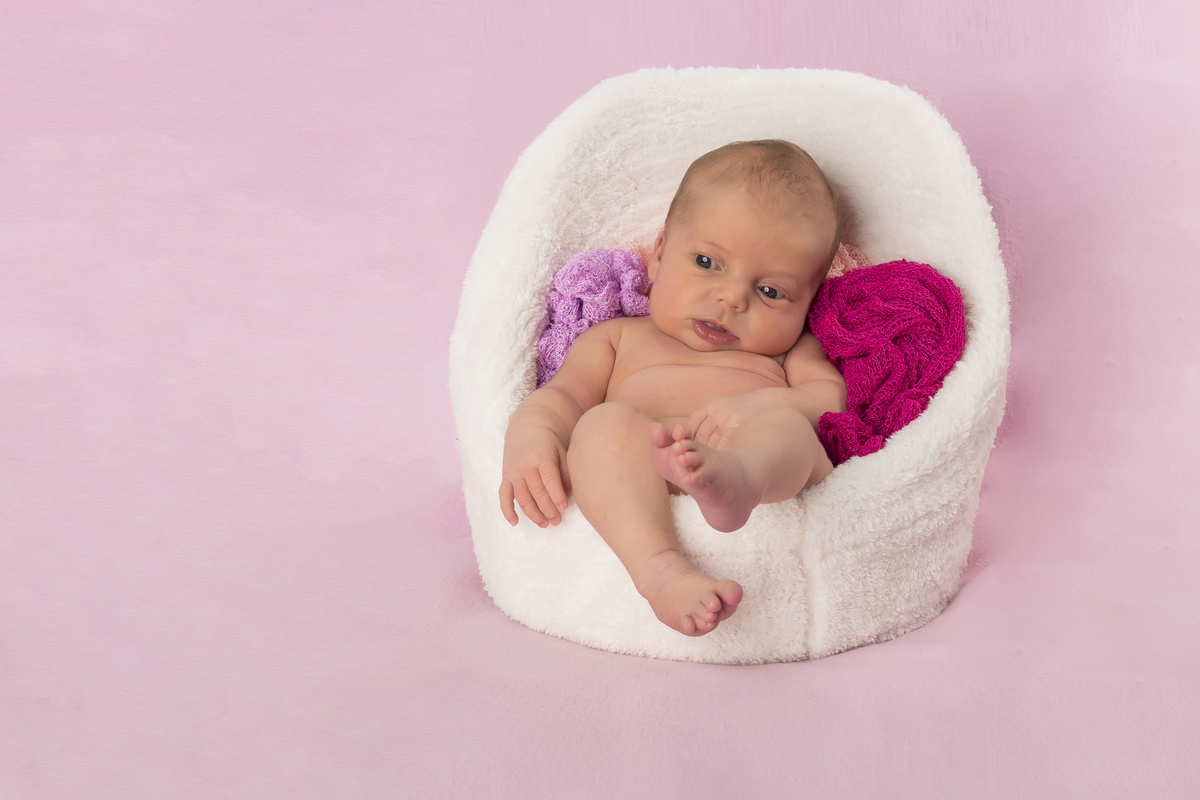 Menina bebé na sessão fotográfica de estúdio