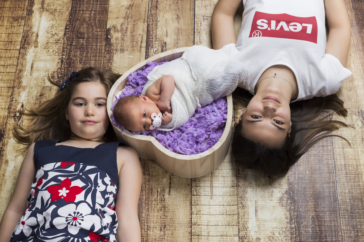 Irmãs com a bebé na sessão fotográfica