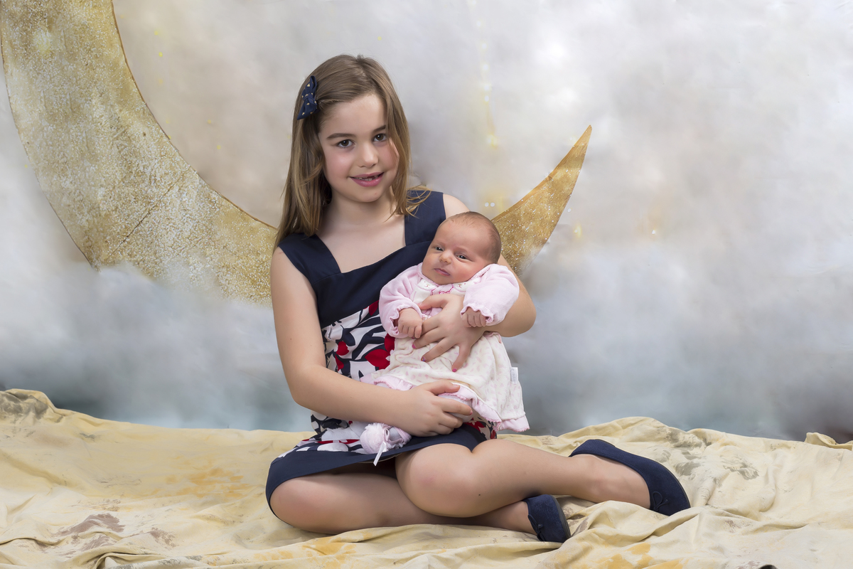 Bebé na sessão fotográfica com a irmã mais nova