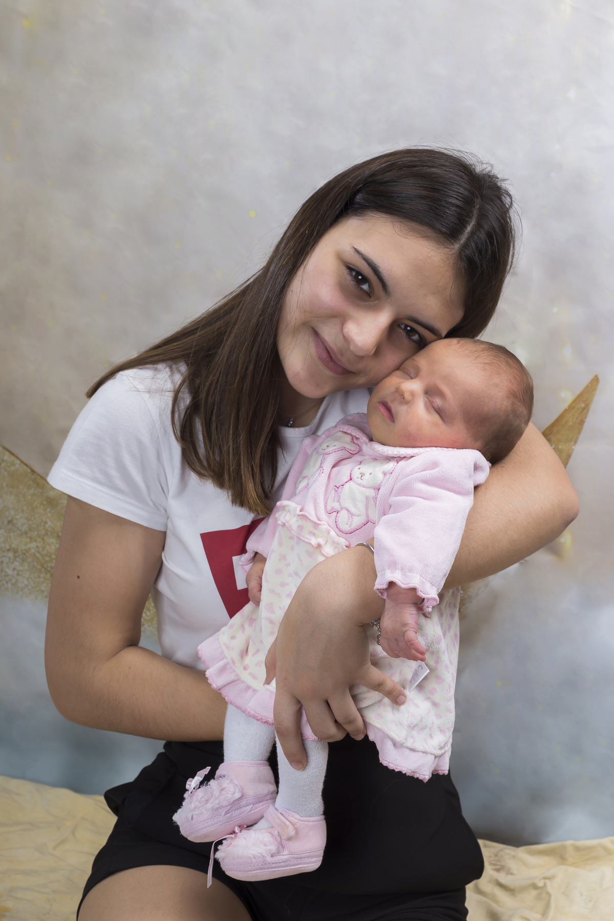 Bebé na sessão fotográfica com irmã