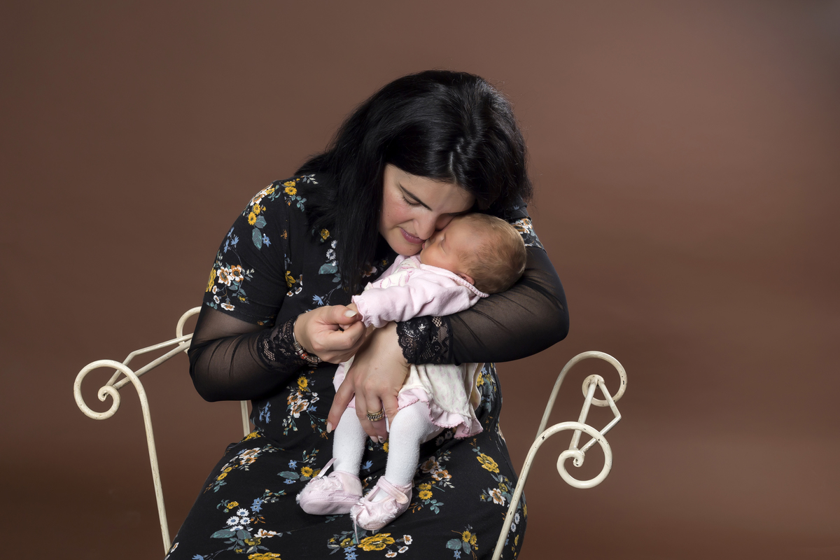 Mãe com a sua filha recém-nascida na sessão fotográfica de estúdio