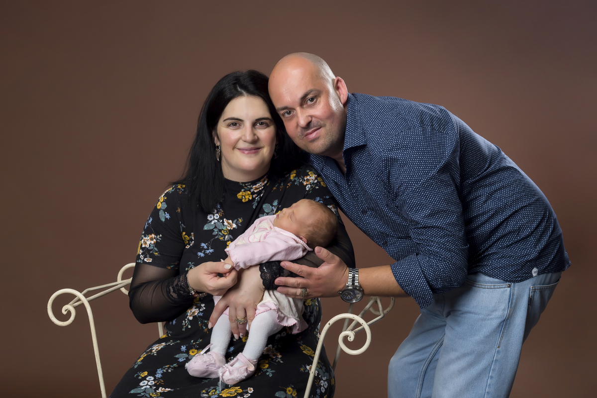 Pais com a sua filha recém-nascida na sessão fotográfica de estúdio