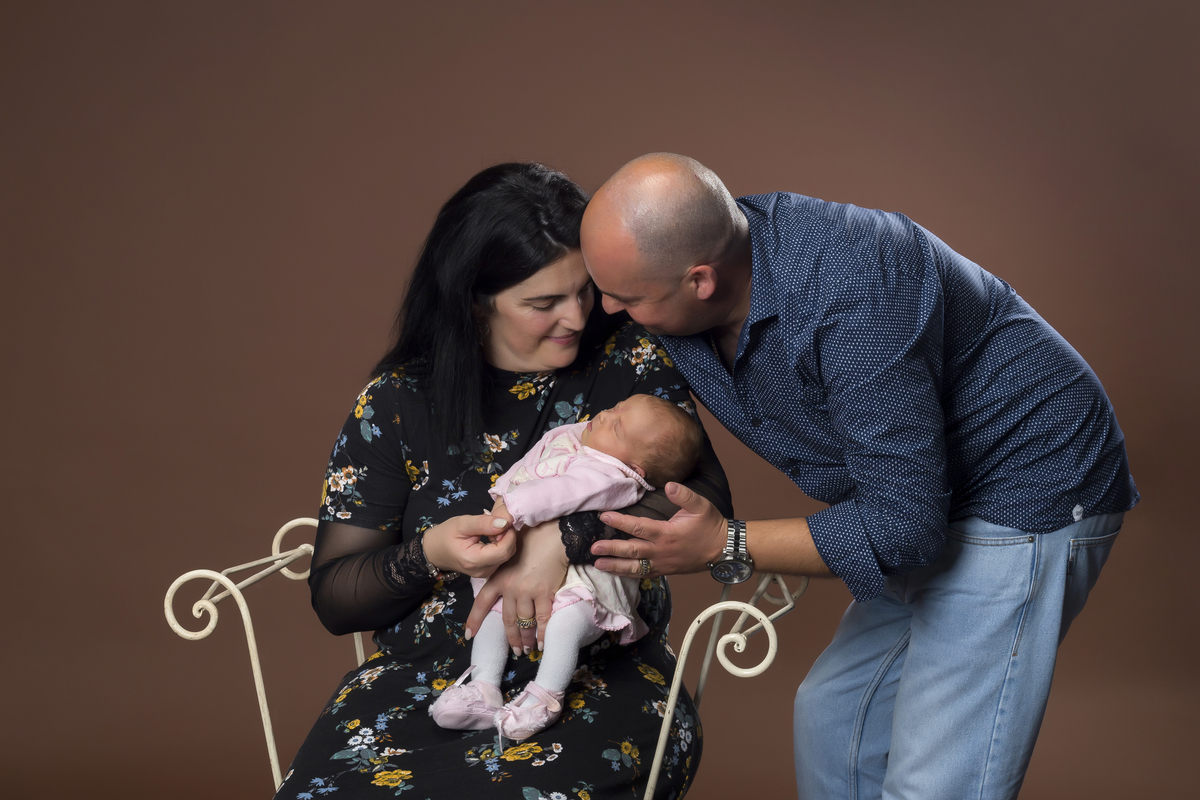 Pais com a sua filha recém-nascida na sessão fotográfica de estúdio em Vale de Cambra