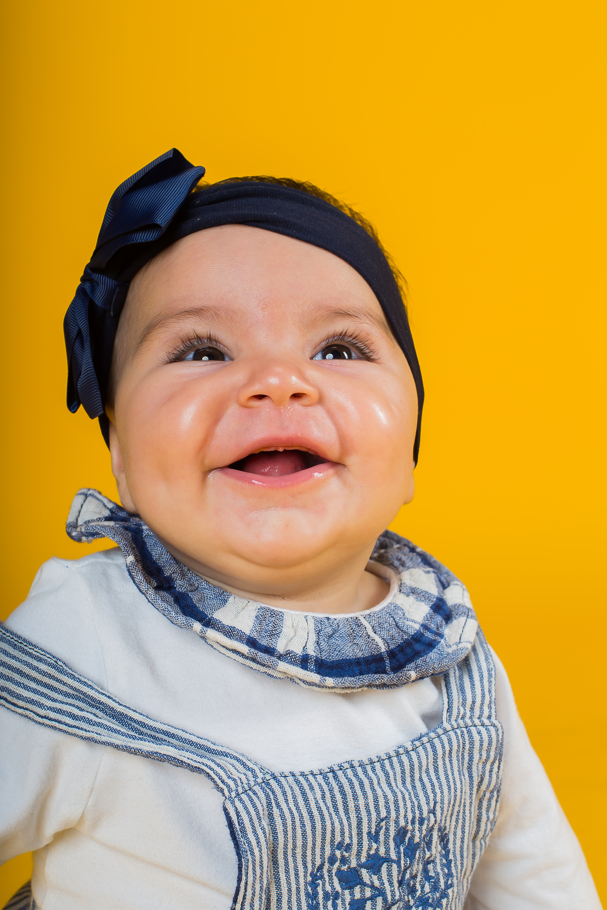 Menina sorridente na sessão de estúdio