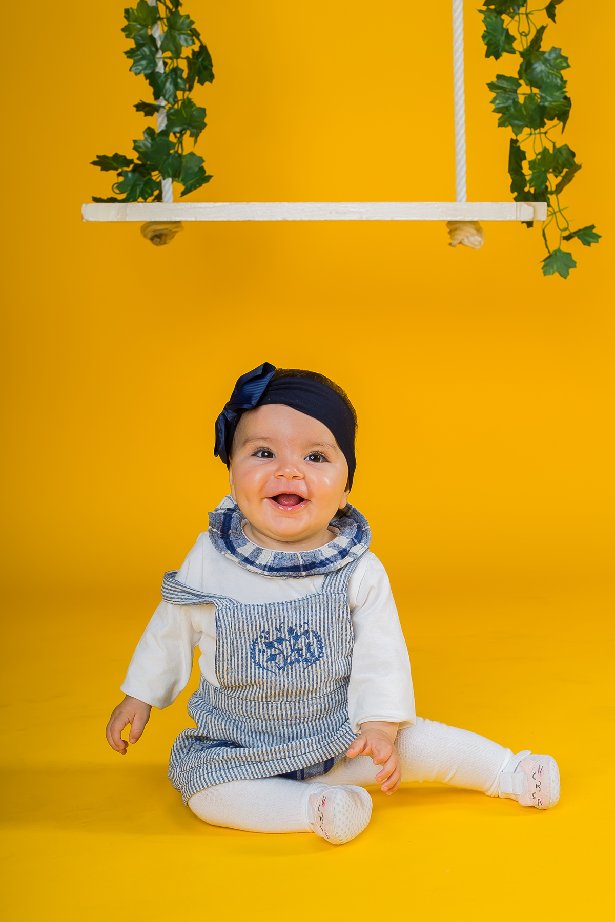 Menina sorridente na sessão fotográfica