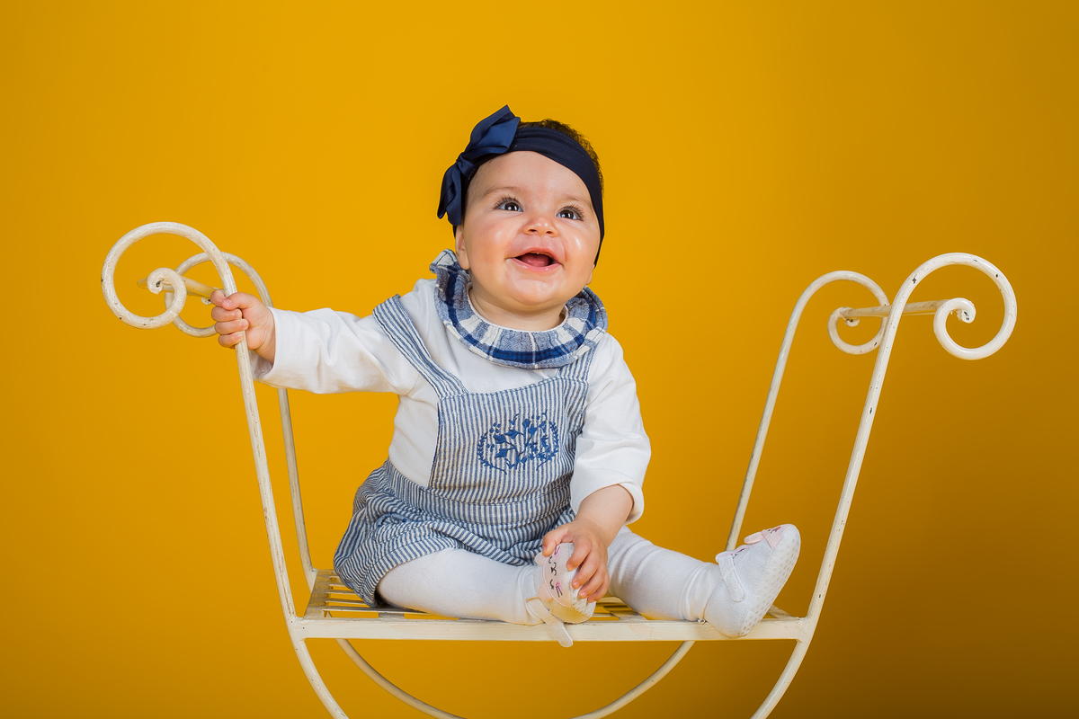 Menina sorridente na sessão de estúdio em Vale de Cambra
