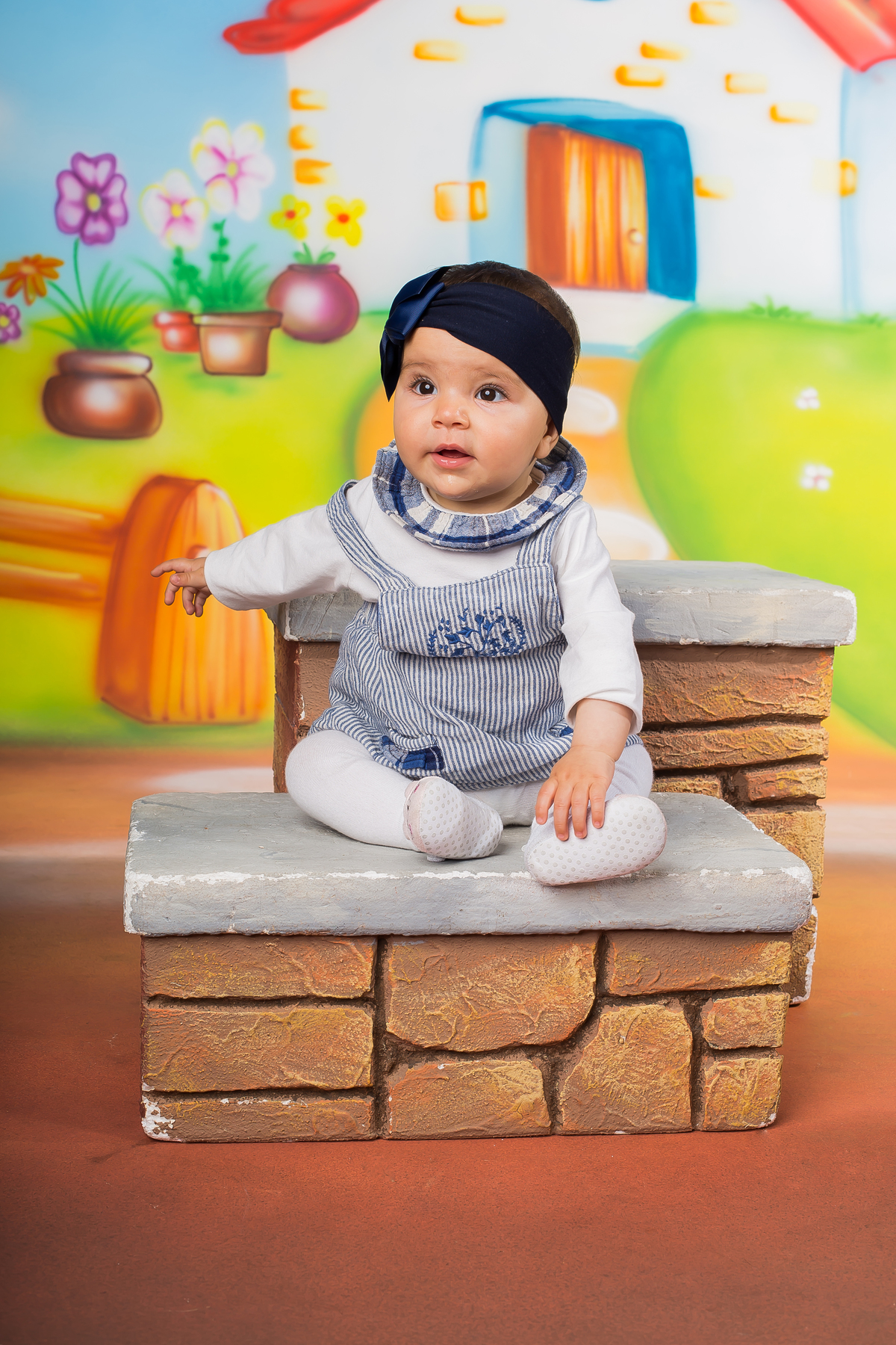 Sessão fotográfica de estúdio da bebé de sete meses