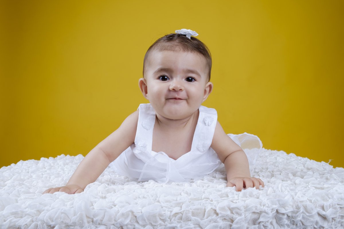 Bebé sorridente na fotografia