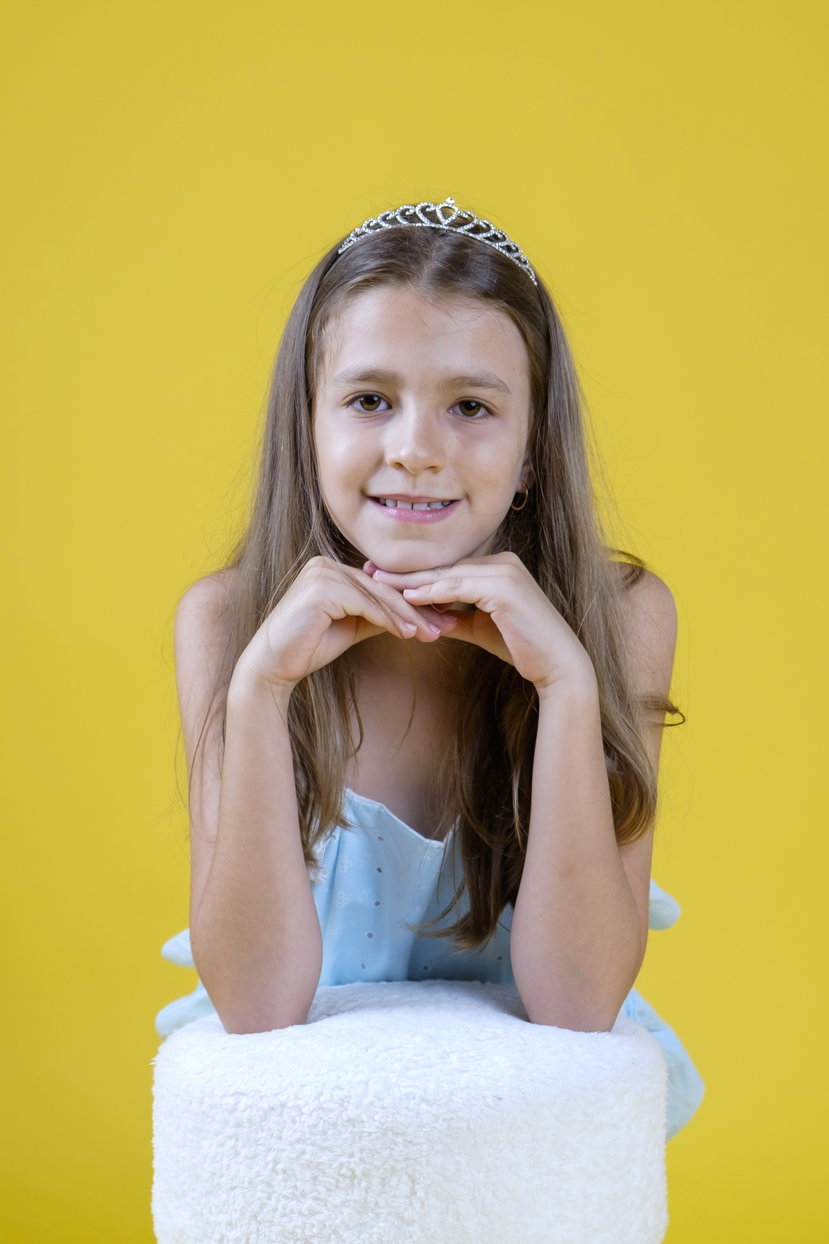 Menina na sessão fotográfica de estúdio