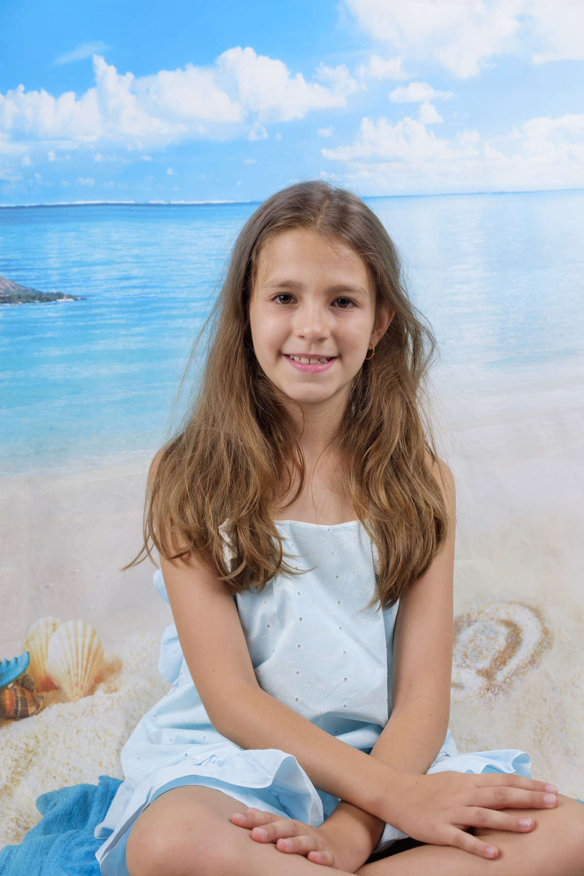 Menina na sessão fotográfica na praia