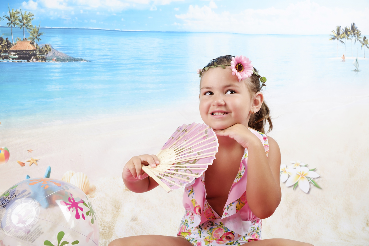 Menina de fato-de-banho na praia