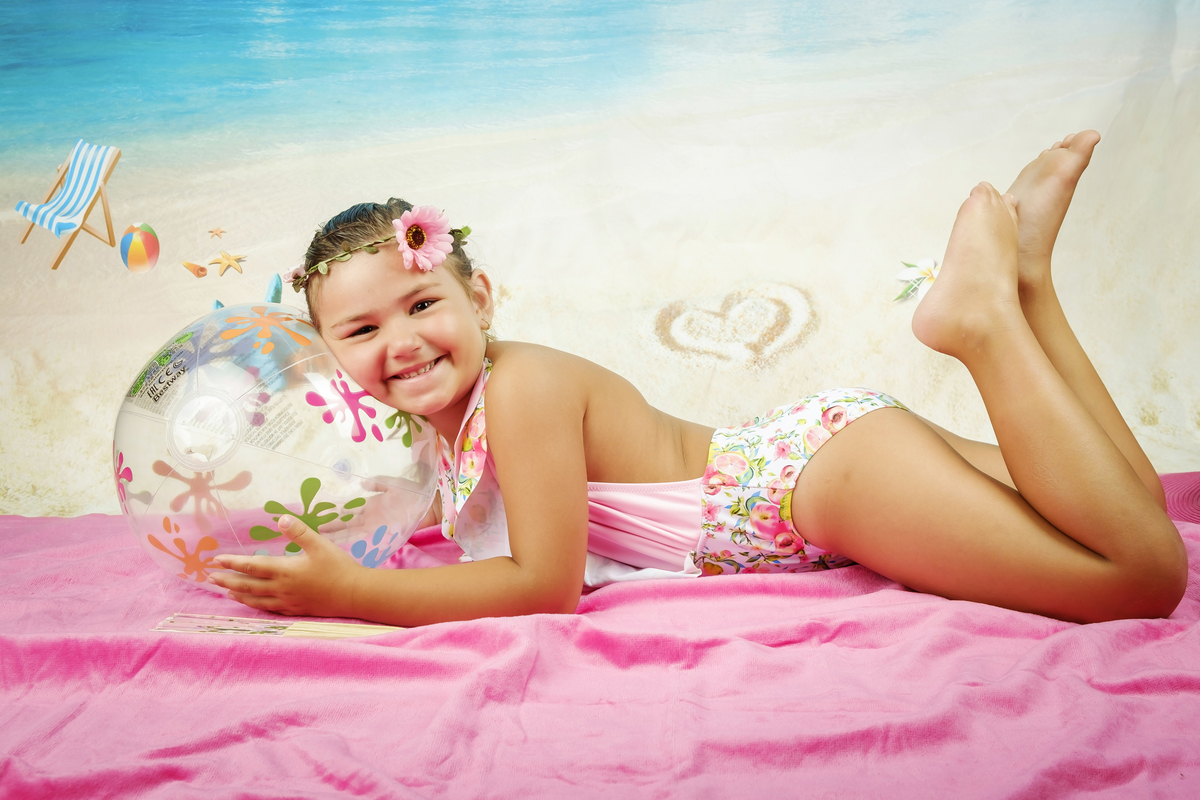 Menina de fato-de-banho na sessão fotográfica