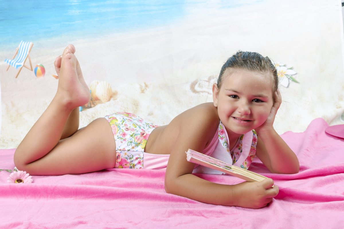 Menina de fato-de-banho na sessão fotográfica de Arouca
