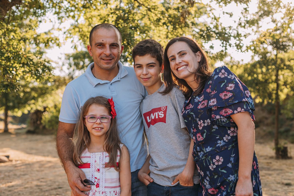Pais e filhos unidos na sessão fotográfica de família 