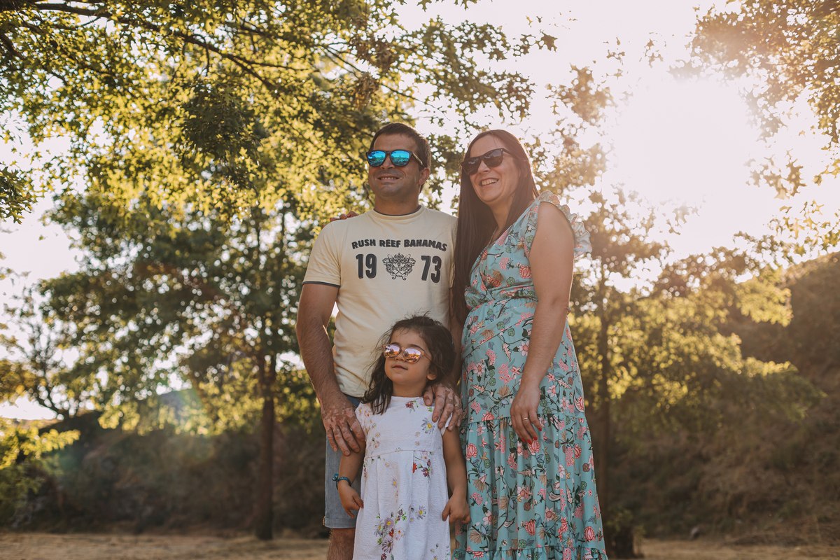 Casal com a sua filha na sessão fotográfica