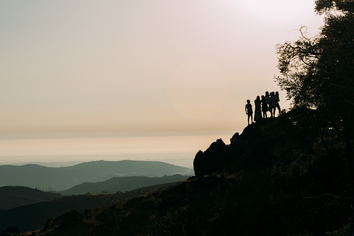 Por-do-sol em família na serra